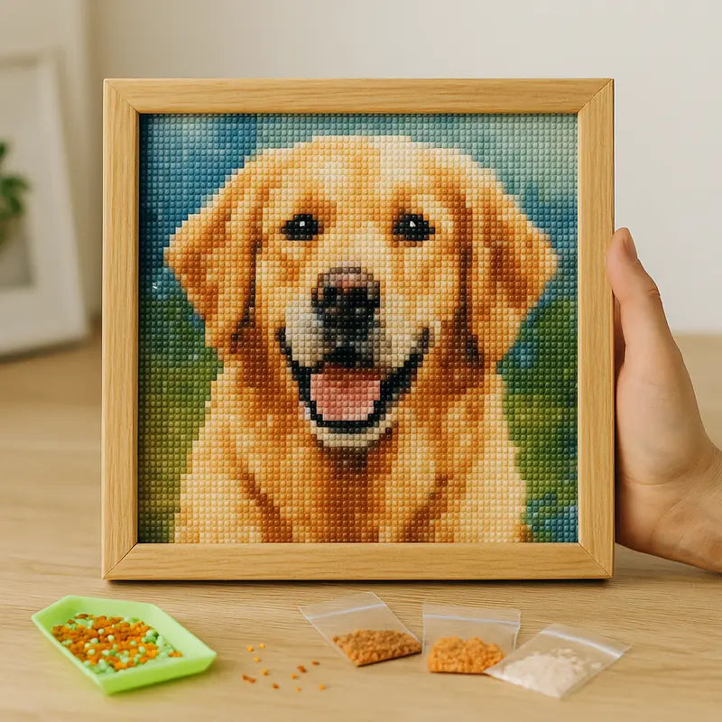 Ingelijste diamond painting eigen foto van een Golden Retriever met handgemaakt steentjesportret, ideaal als cadeau of wanddecoratie.