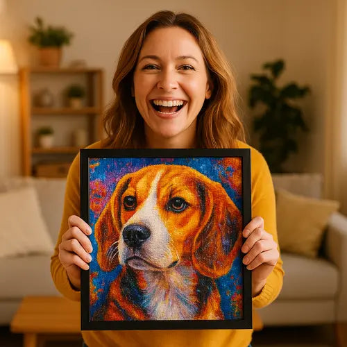 Een blije vrouw toont trots haar diamond painting-project met een glimlach.