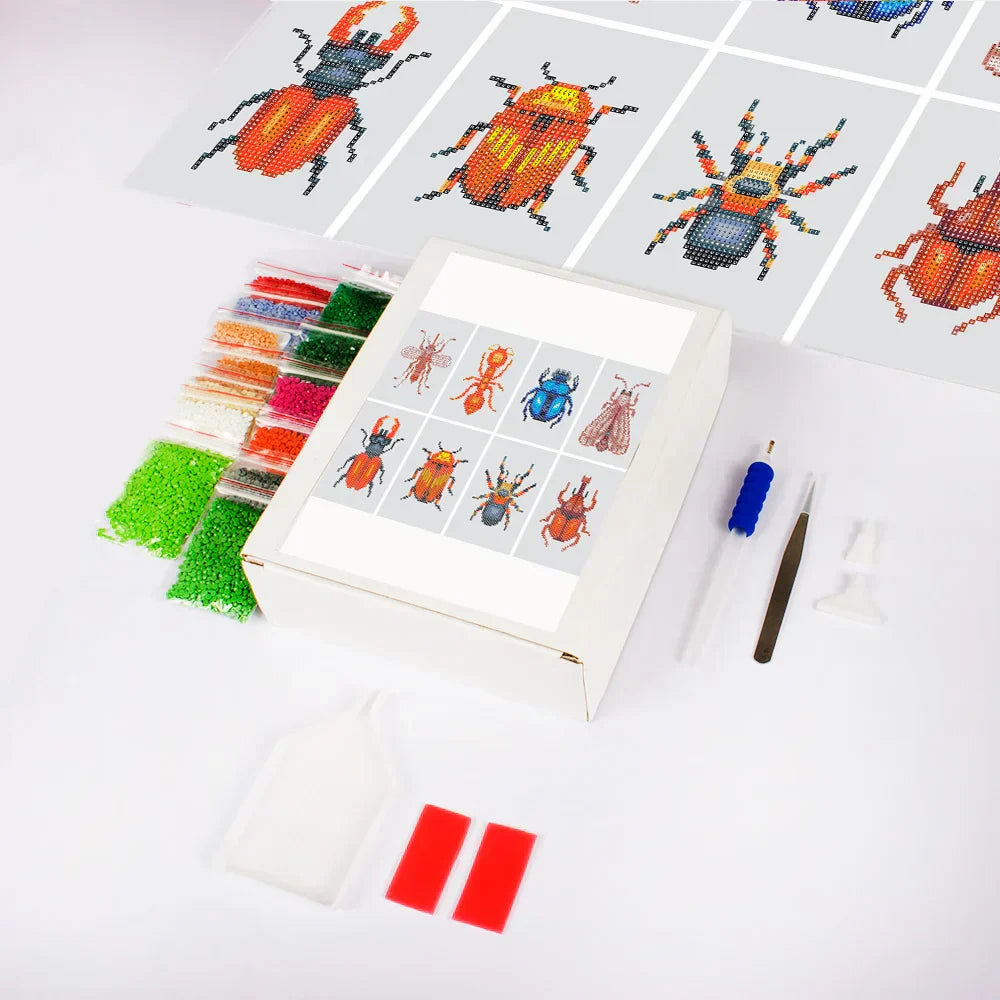 Mini diamond painting set met kleurrijke insectenontwerpen en accessoires