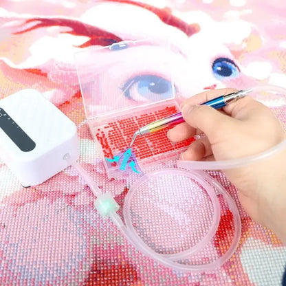 Elektrische diamond painting pen in gebruik met zuigsysteem en rode steentjes op canvas met hert design.