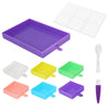 Set met zes vierkante diamond painting bakjes in verschillende kleuren, inclusief paars sorteerbakje, transparant deksel, lepel en schoonmaakborsteltje op witte achtergrond