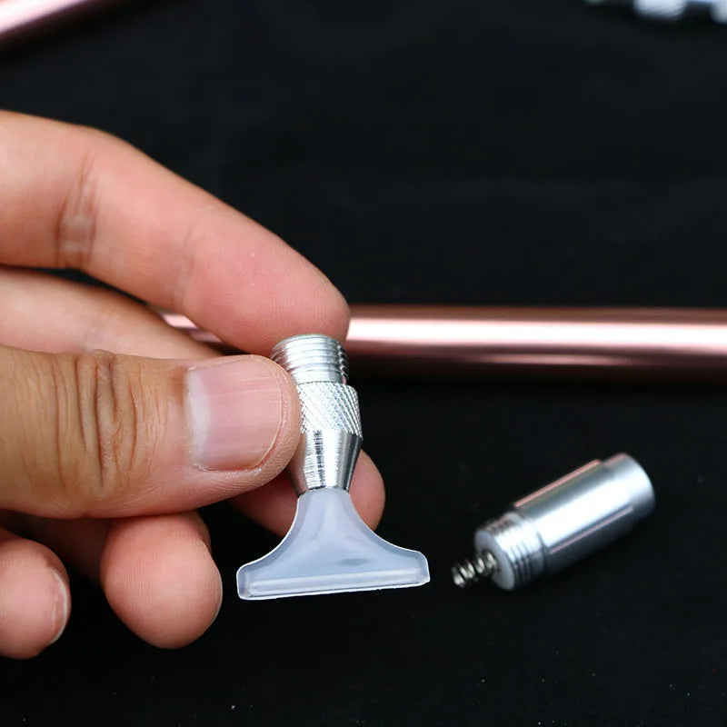 Ergonomische diamond painting pen met licht en comfortabele grip voor langdurig gebruik.